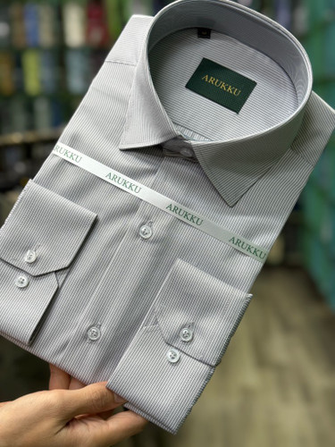 پیراهن مردانه آستین بلند راه راه ریز زمینه طوسی روشن قواره آزاد تک جیب همای