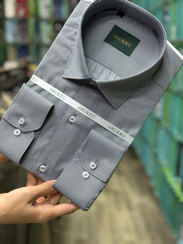 پیراهن مردانه آستین بلند راه راه ریز زمینه طوسی تیره قواره آزاد تک جیب همای