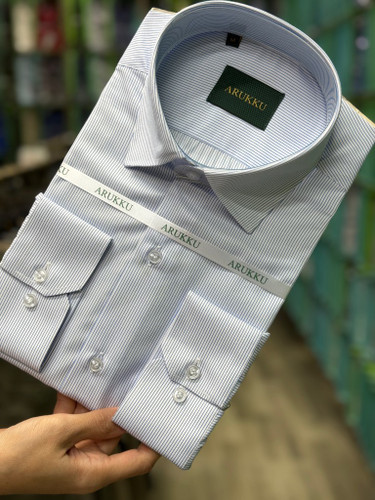 پیراهن مردانه آستین بلند راه راه ریز آبی روشن زمینه سفید قواره آزاد تک جیب همای